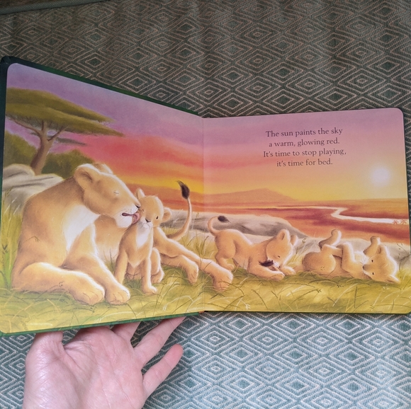 Snuggle Up & Love is a Handful of Honey Board Book - Picture 7 of 12